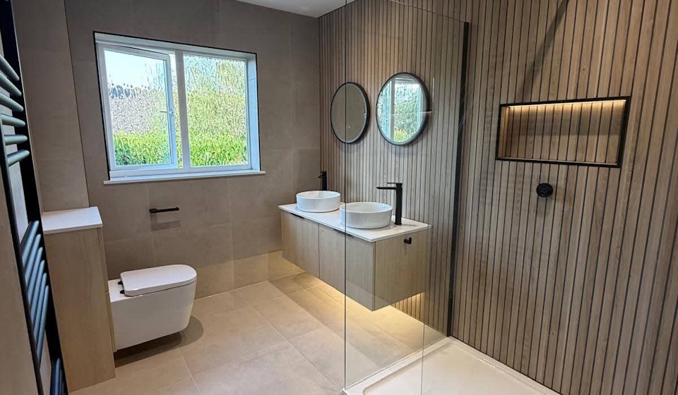 En-suite with walk-in shower, floating double vanity and slatted wood wall panelling