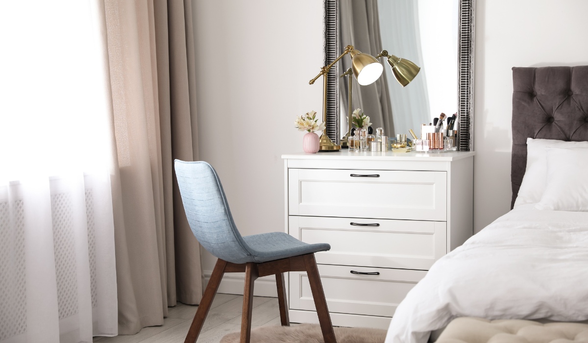 Fitted dressing table with mirror