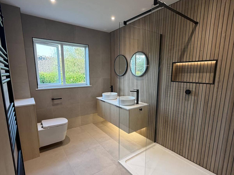 En-suite with walk-in shower, floating double vanity and slatted wood wall panelling